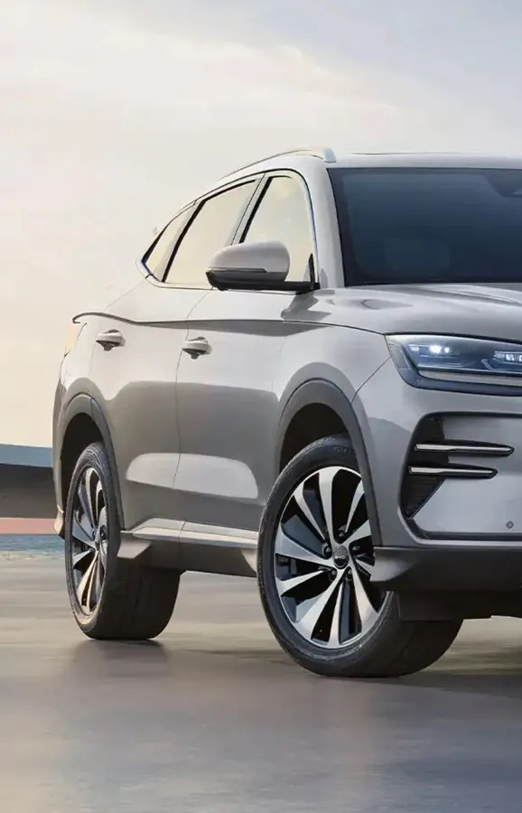 Carro elétrico prata estacionado